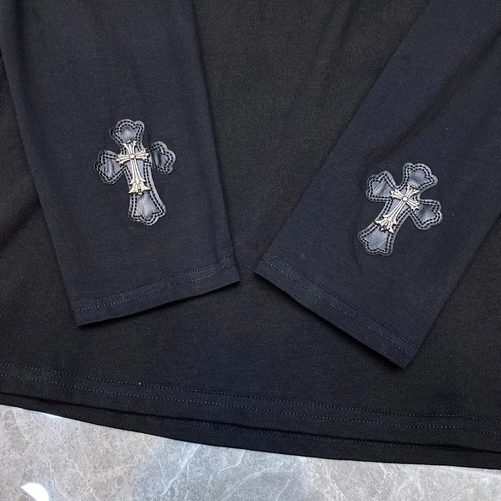 P220 Chrome Hearts long T series, synchronized with counters, two pieces of long-sleeved T-shirts with cross-stitched leather and fake leather on the arms. Same style as celebrities❤Specially customized version of 1:1 high weight fabric. Recommended color: black. Size: S, M, L, XL